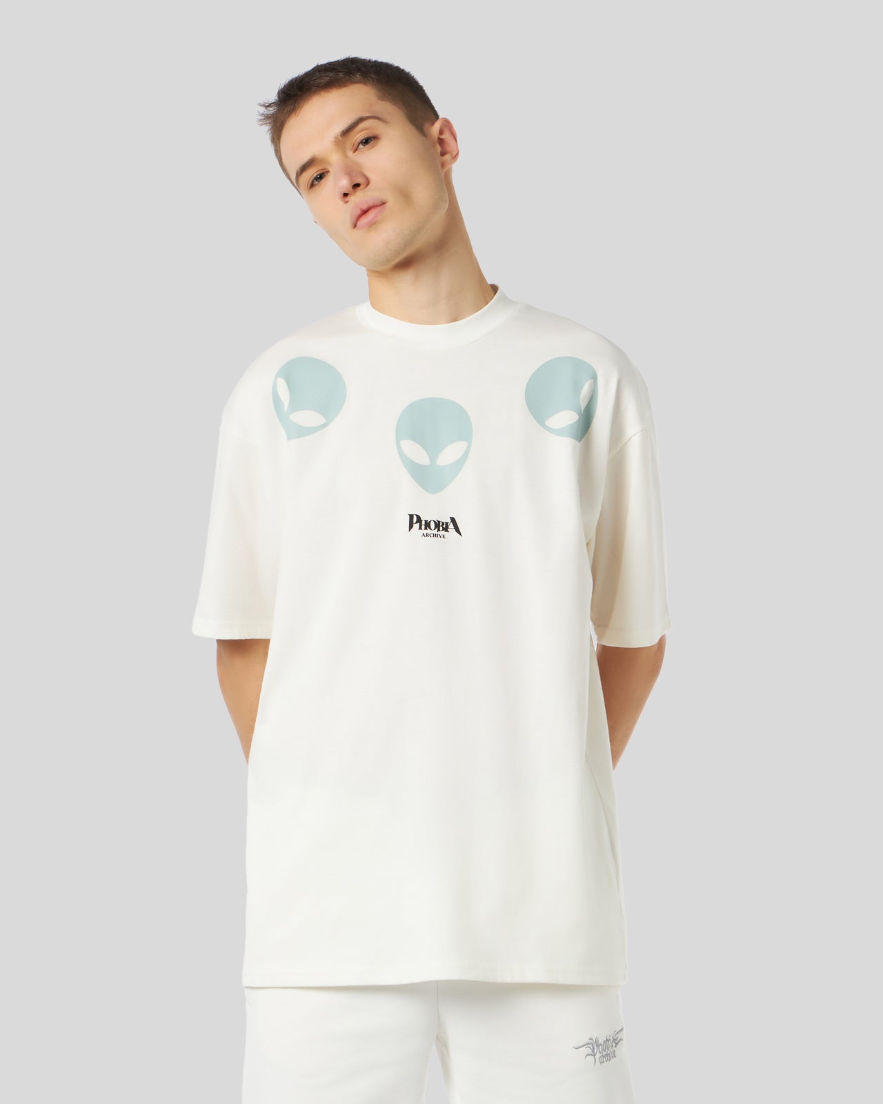 Phobia Archive T-SHIRT BIANCA CON GRAFICA TRIPLE ALIEN FOSFORESCENTE Solo un giorno rimasto