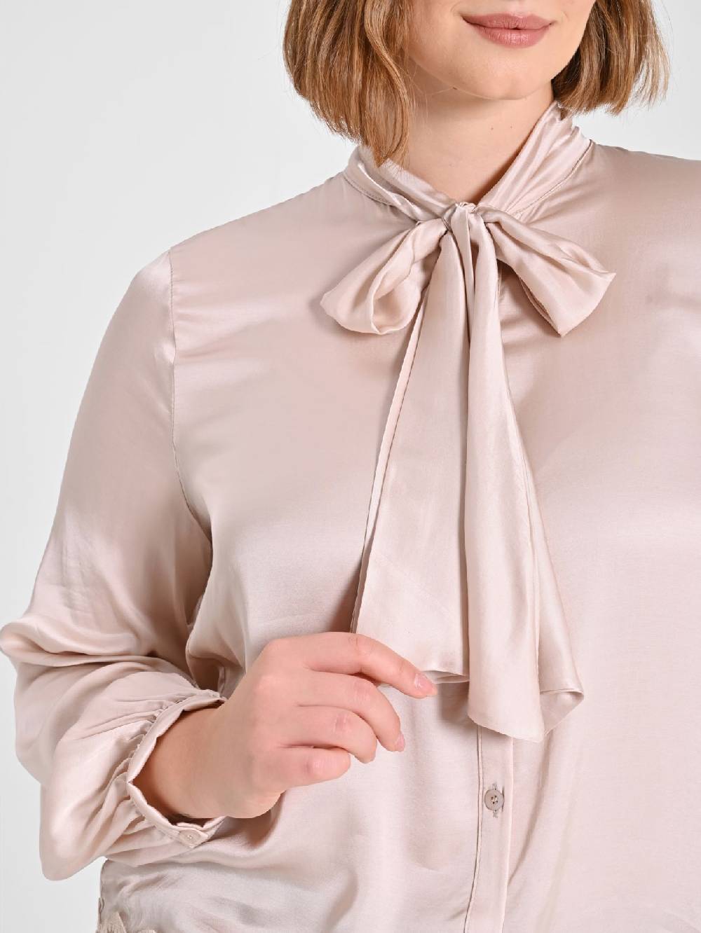 Rinascimento Camicia Curvy Bianca con Fiocco Prezzo di fabbrica