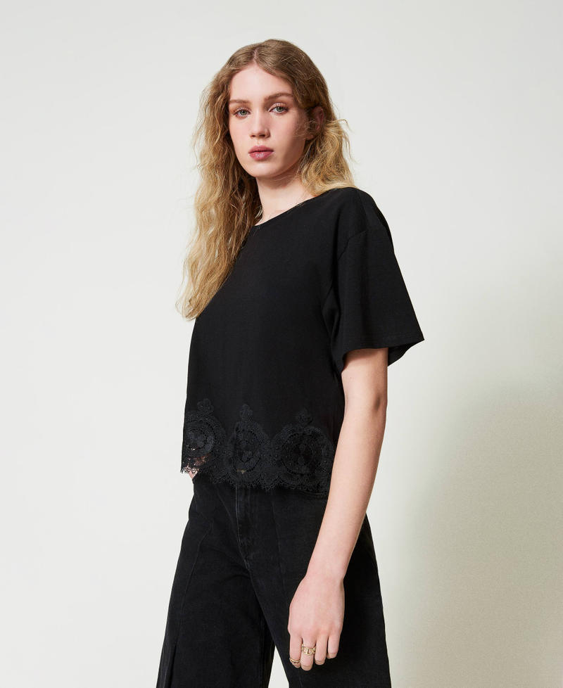 Scee by twin set T-shirt cropped con pizzo macramè Offerta Anniversario