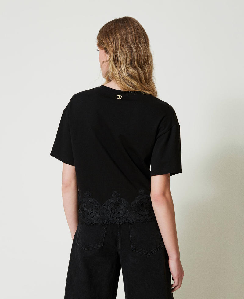 Scee by twin set T-shirt cropped con pizzo macramè Offerta Anniversario