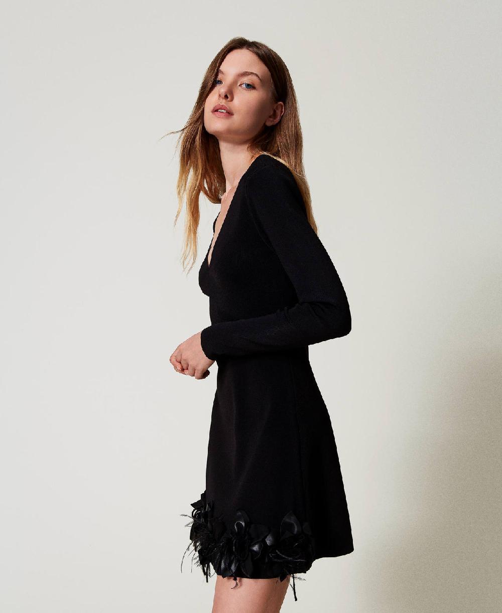 Scee by twin set Abito corto in maglia con fiori e piume Offerta migliore