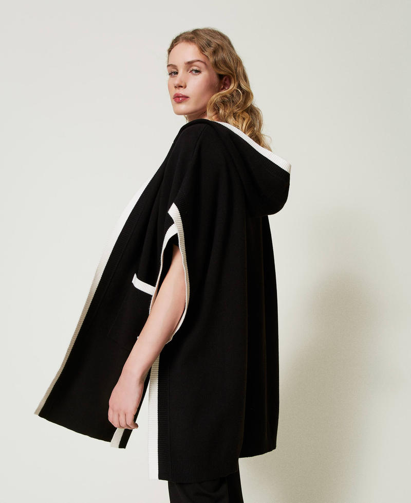 Scee by twin set Poncho in maglia con tasche Comprane uno, ottenene uno gratis