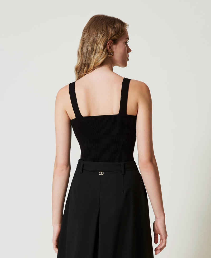 Scee by twin set Top fitted in maglia con logo Oval T Ritorno libero