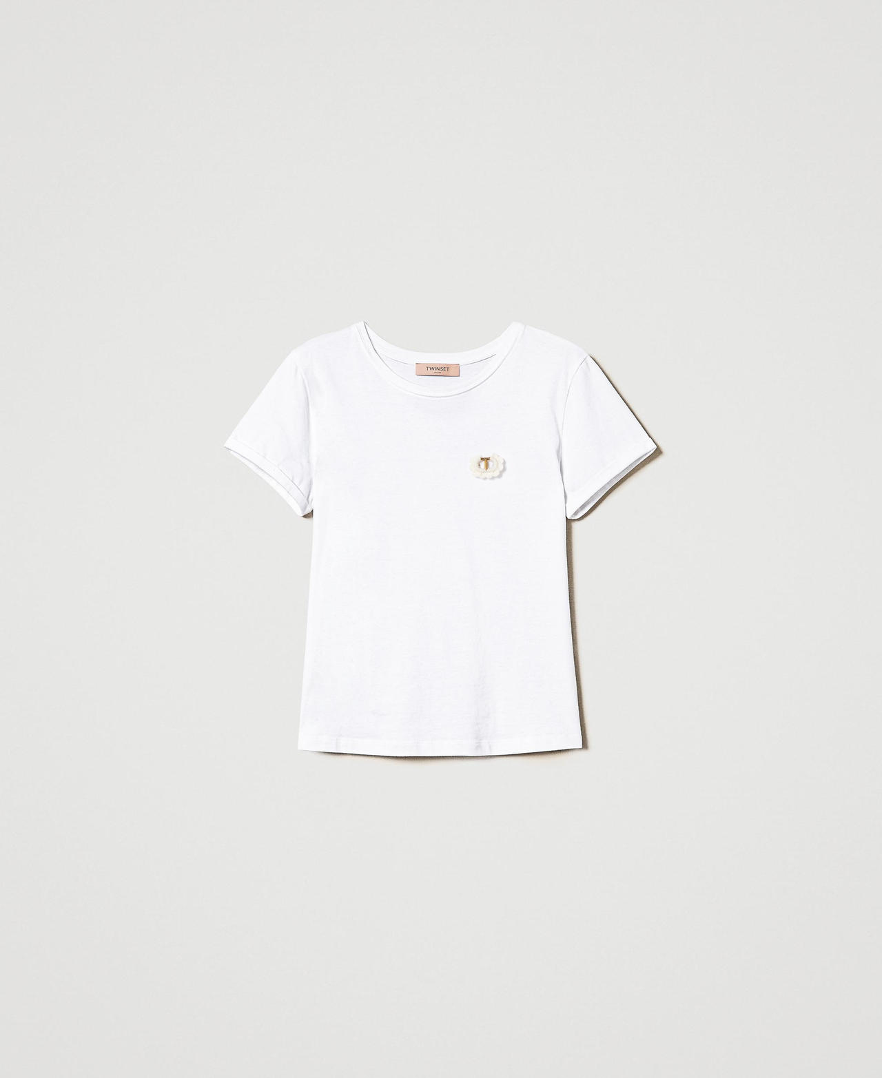 Scee by twin set T-shirt fitted con spilla crochet 50% di sconto con spedizione gratuita